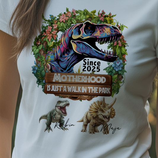Motherhood is just a walk in the Park mit Jahreszahl und 1-4 Dinokindern